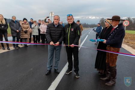 Trak sta prerezala župan Ciril Kozjek in direktor podjetja, ki je gradilo cesto gospod Jure Prestor.